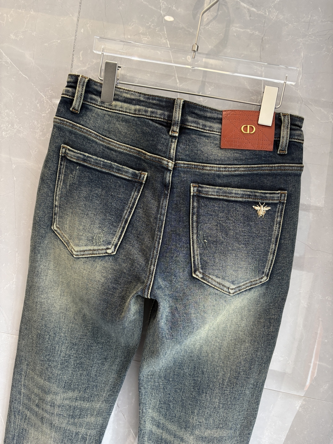 专柜🆕2025秋冬设计推荐 热卖牛仔裤🆕柔软亲肤面料 奢华头层牛皮腰牌 经典蓝洗水 专柜限量款 奢华感订