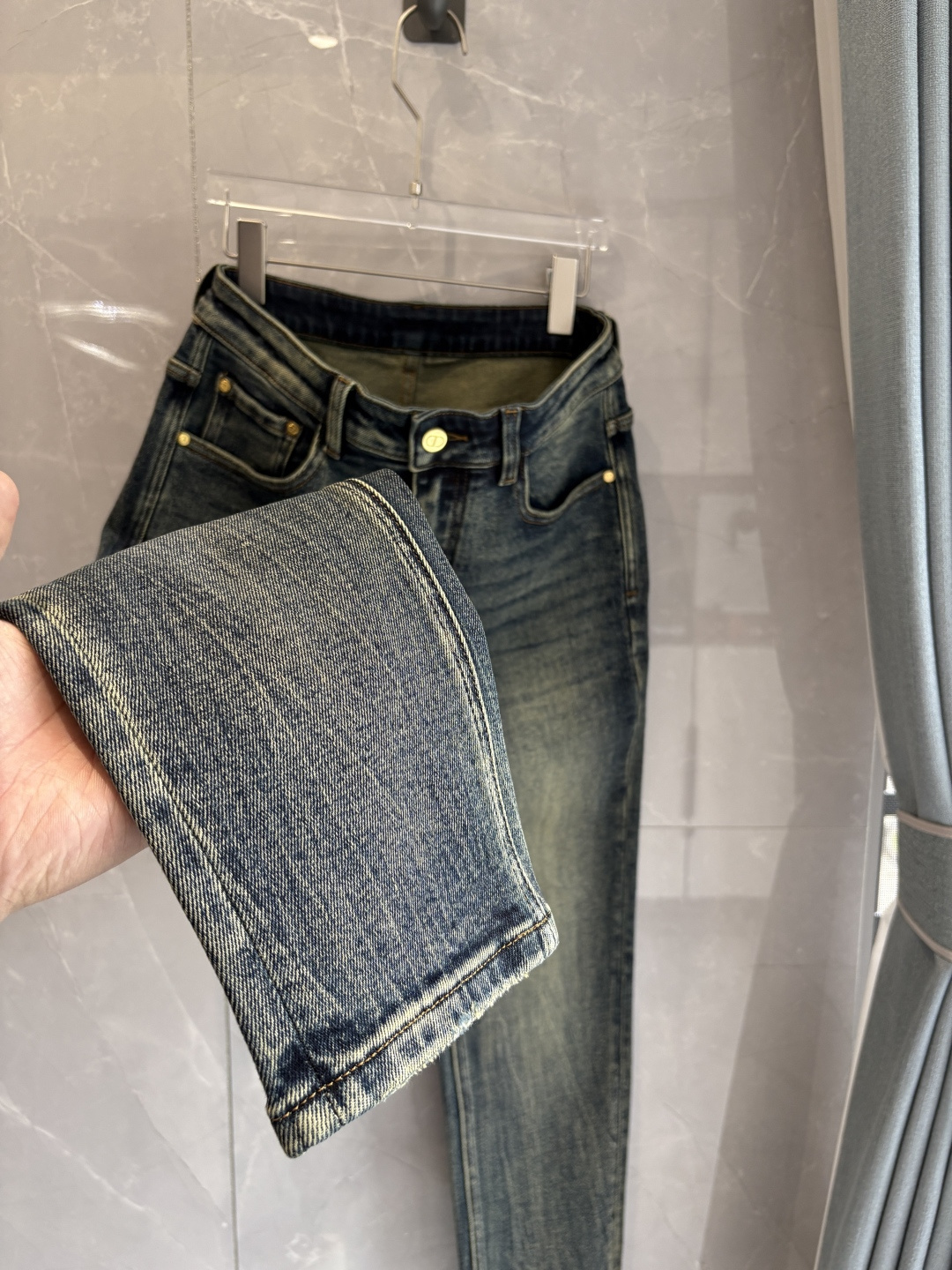 专柜🆕2025秋冬设计推荐 热卖牛仔裤🆕柔软亲肤面料 奢华头层牛皮腰牌 经典蓝洗水 专柜限量款 奢华感订