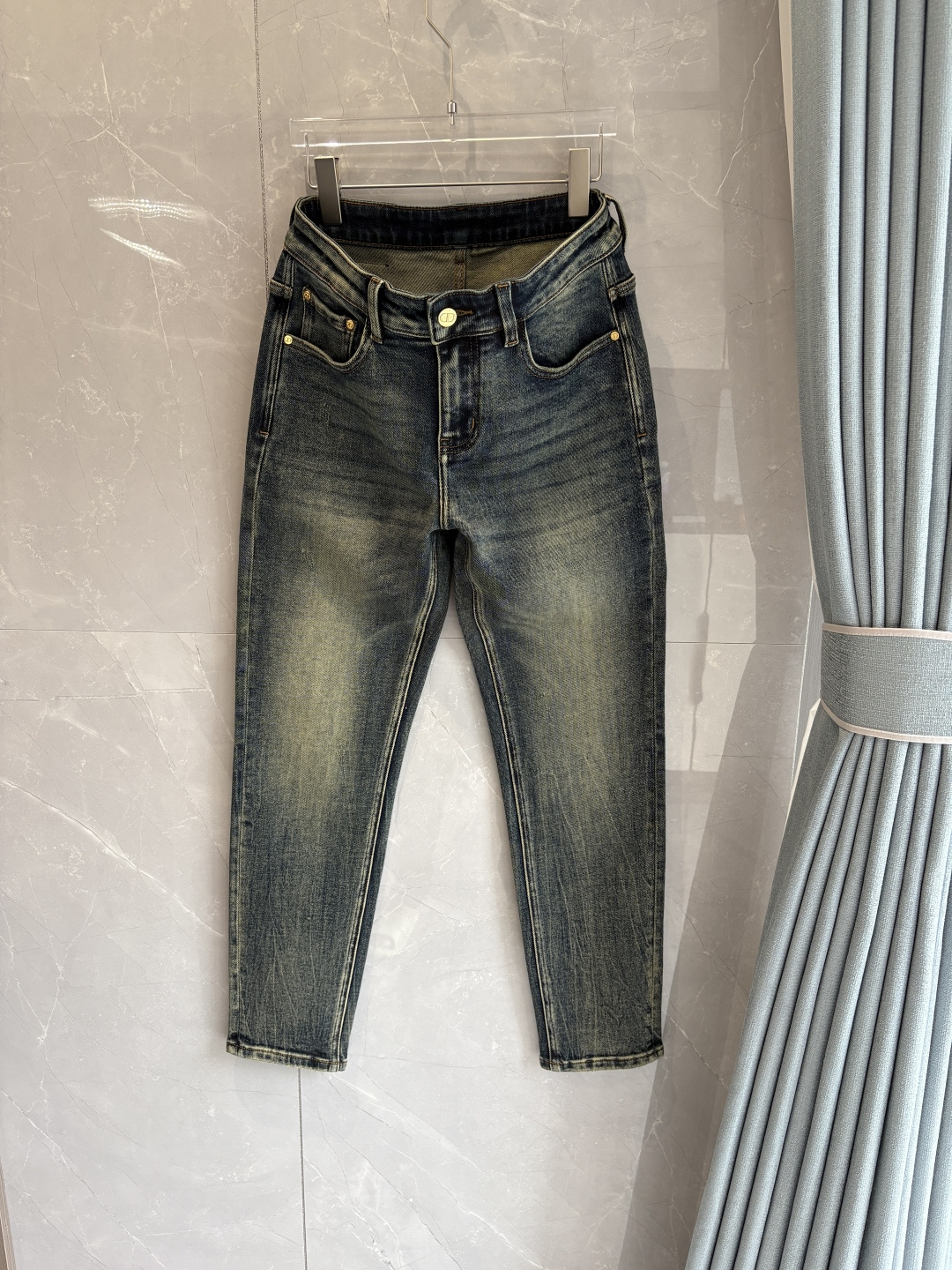 专柜🆕2025秋冬设计推荐 热卖牛仔裤🆕柔软亲肤面料 奢华头层牛皮腰牌 经典蓝洗水 专柜限量款 奢华感订