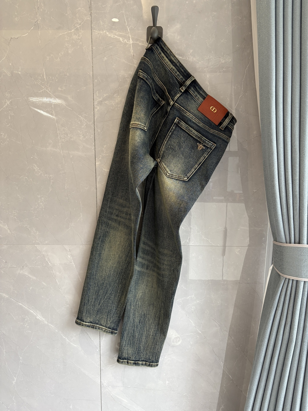 专柜🆕2025秋冬设计推荐 热卖牛仔裤🆕柔软亲肤面料 奢华头层牛皮腰牌 经典蓝洗水 专柜限量款 奢华感订