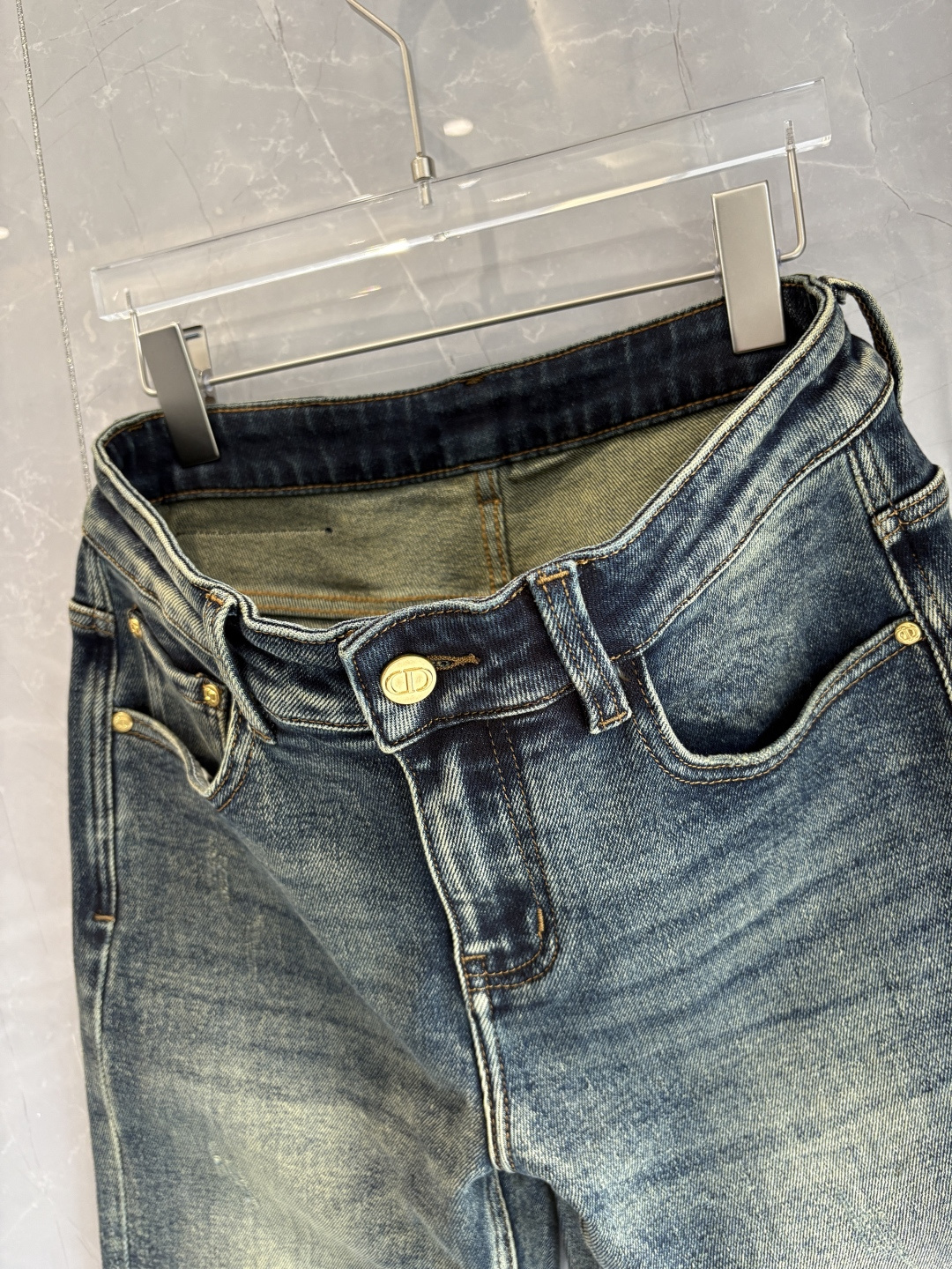 专柜🆕2025秋冬设计推荐 热卖牛仔裤🆕柔软亲肤面料 奢华头层牛皮腰牌 经典蓝洗水 专柜限量款 奢华感订