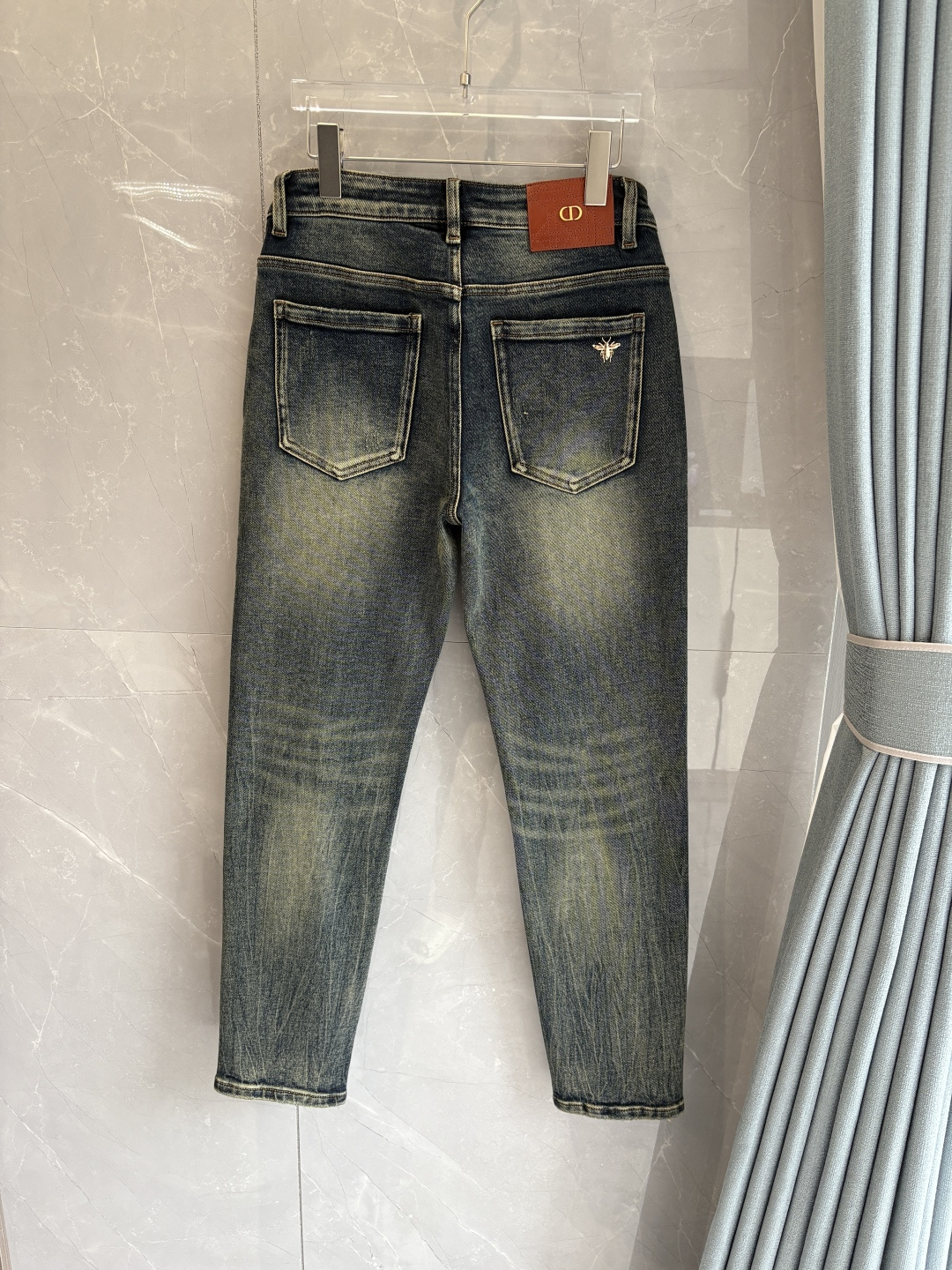 专柜🆕2025秋冬设计推荐 热卖牛仔裤🆕柔软亲肤面料 奢华头层牛皮腰牌 经典蓝洗水 专柜限量款 奢华感订