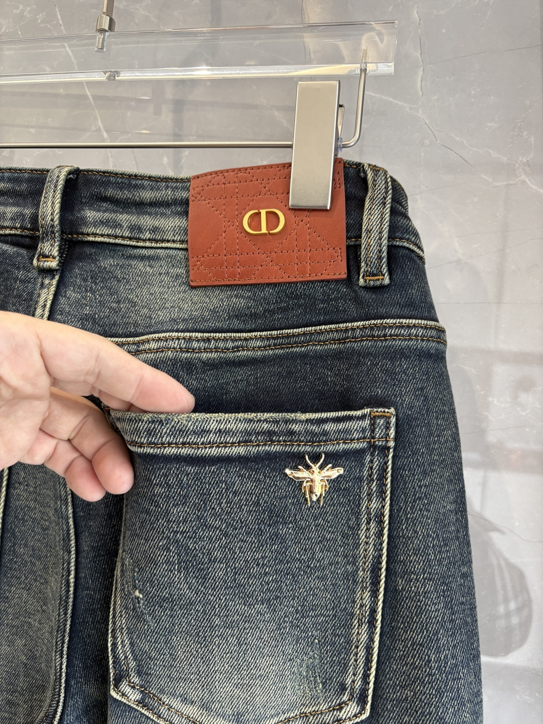 专柜🆕2025秋冬设计推荐 热卖牛仔裤🆕柔软亲肤面料 奢华头层牛皮腰牌 经典蓝洗水 专柜限量款 奢华感订