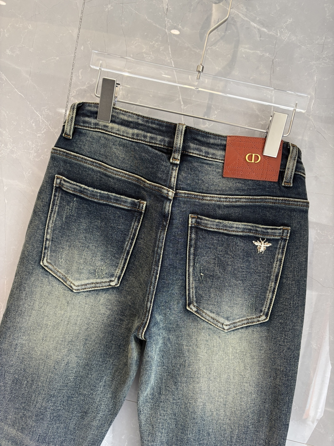 专柜🆕2025秋冬设计推荐 热卖牛仔裤🆕柔软亲肤面料 奢华头层牛皮腰牌 经典蓝洗水 专柜限量款 奢华感订