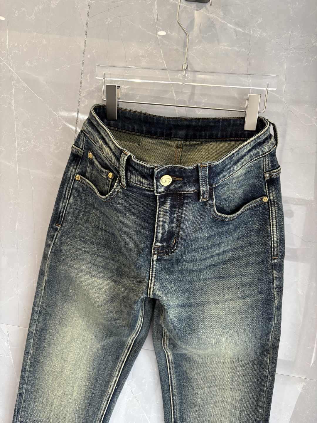 专柜🆕2025秋冬设计推荐 热卖牛仔裤🆕柔软亲肤面料 奢华头层牛皮腰牌 经典蓝洗水 专柜限量款 奢华感订