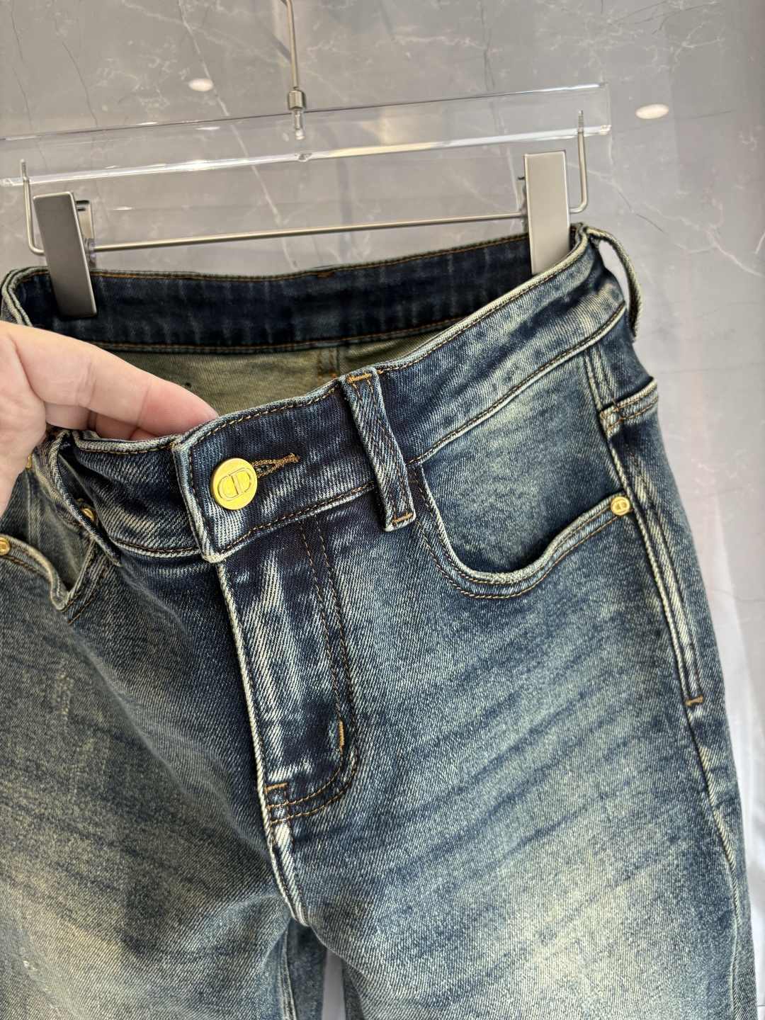 专柜🆕2025秋冬设计推荐 热卖牛仔裤🆕柔软亲肤面料 奢华头层牛皮腰牌 经典蓝洗水 专柜限量款 奢华感订