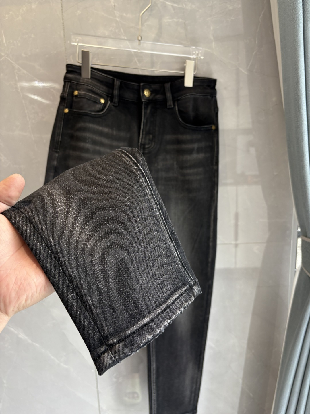 专柜🆕2025秋冬设计推荐 热卖牛仔裤🆕柔软亲肤面料 奢华头层牛皮腰牌 经典蓝洗水 专柜限量款 奢华感订