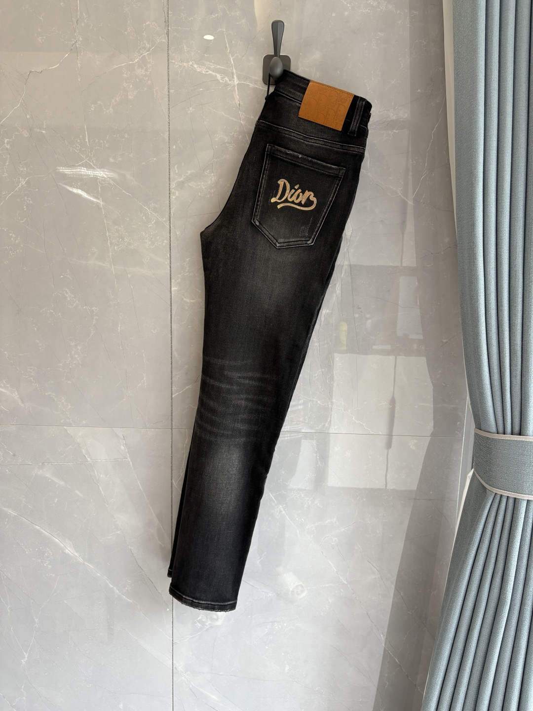 专柜🆕2025秋冬设计推荐 热卖牛仔裤🆕柔软亲肤面料 奢华头层牛皮腰牌 经典蓝洗水 专柜限量款 奢华感订