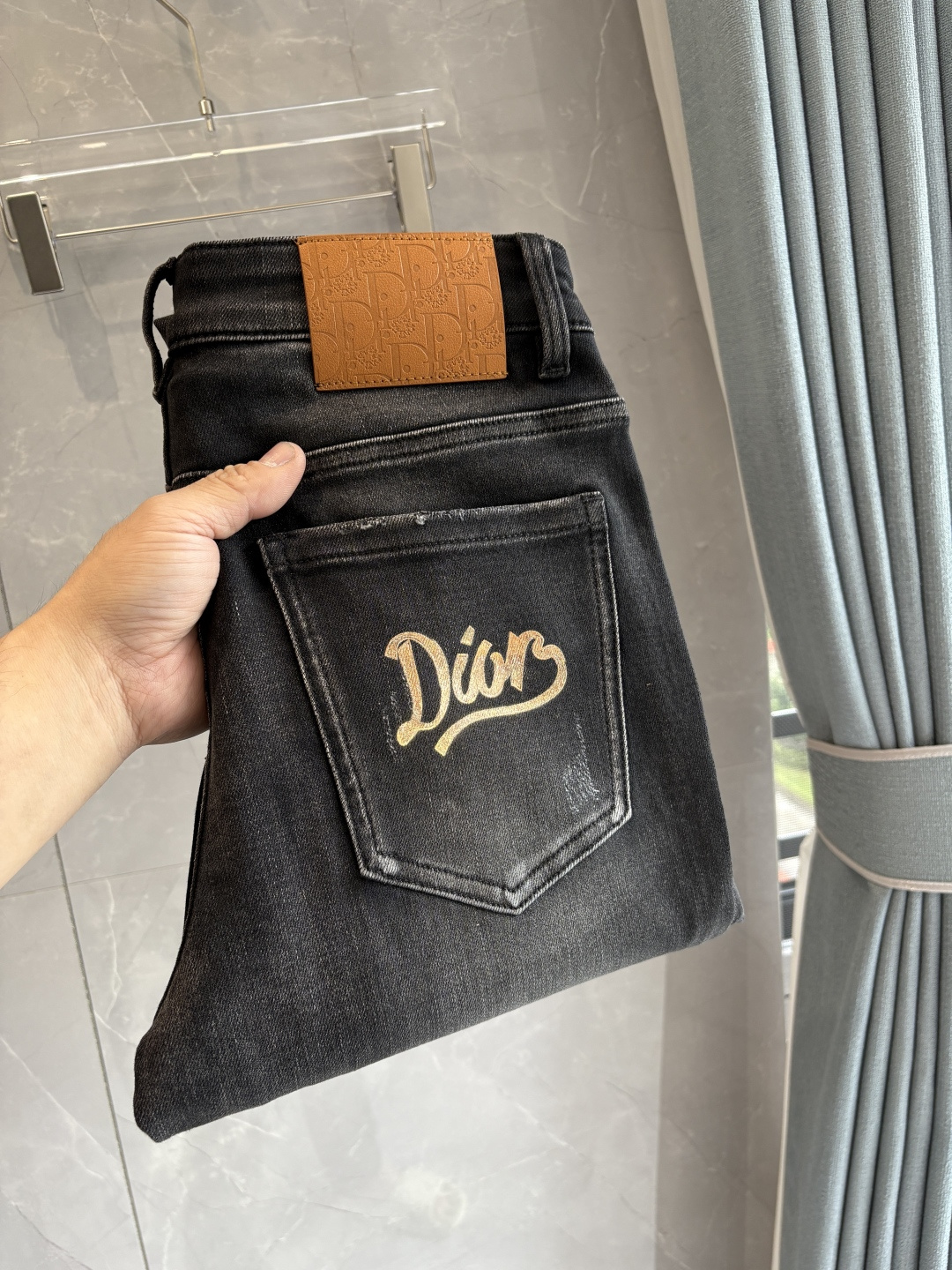 专柜🆕2025秋冬设计推荐 热卖牛仔裤🆕柔软亲肤面料 奢华头层牛皮腰牌 经典蓝洗水 专柜限量款 奢华感订