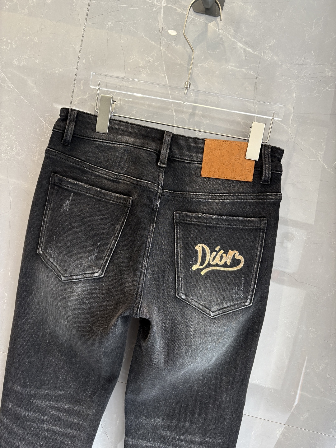 专柜🆕2025秋冬设计推荐 热卖牛仔裤🆕柔软亲肤面料 奢华头层牛皮腰牌 经典蓝洗水 专柜限量款 奢华感订