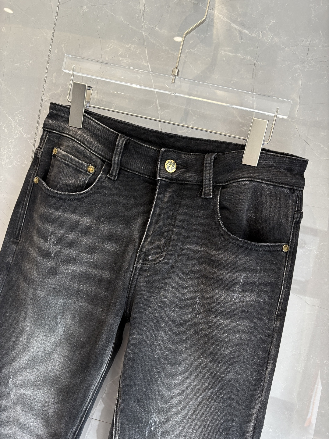 专柜🆕2025秋冬设计推荐 热卖牛仔裤🆕柔软亲肤面料 奢华头层牛皮腰牌 经典蓝洗水 专柜限量款 奢华感订