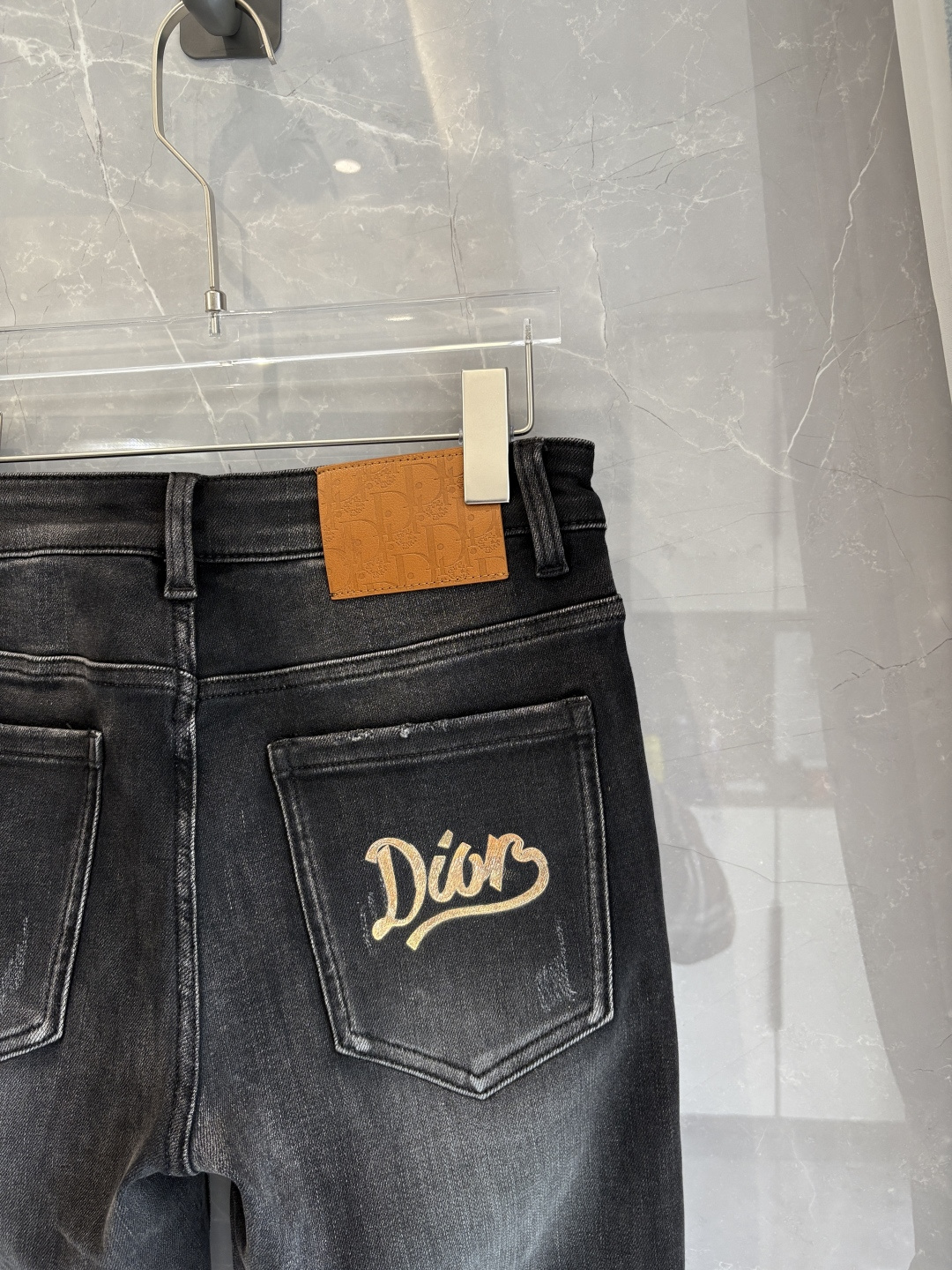 专柜🆕2025秋冬设计推荐 热卖牛仔裤🆕柔软亲肤面料 奢华头层牛皮腰牌 经典蓝洗水 专柜限量款 奢华感订