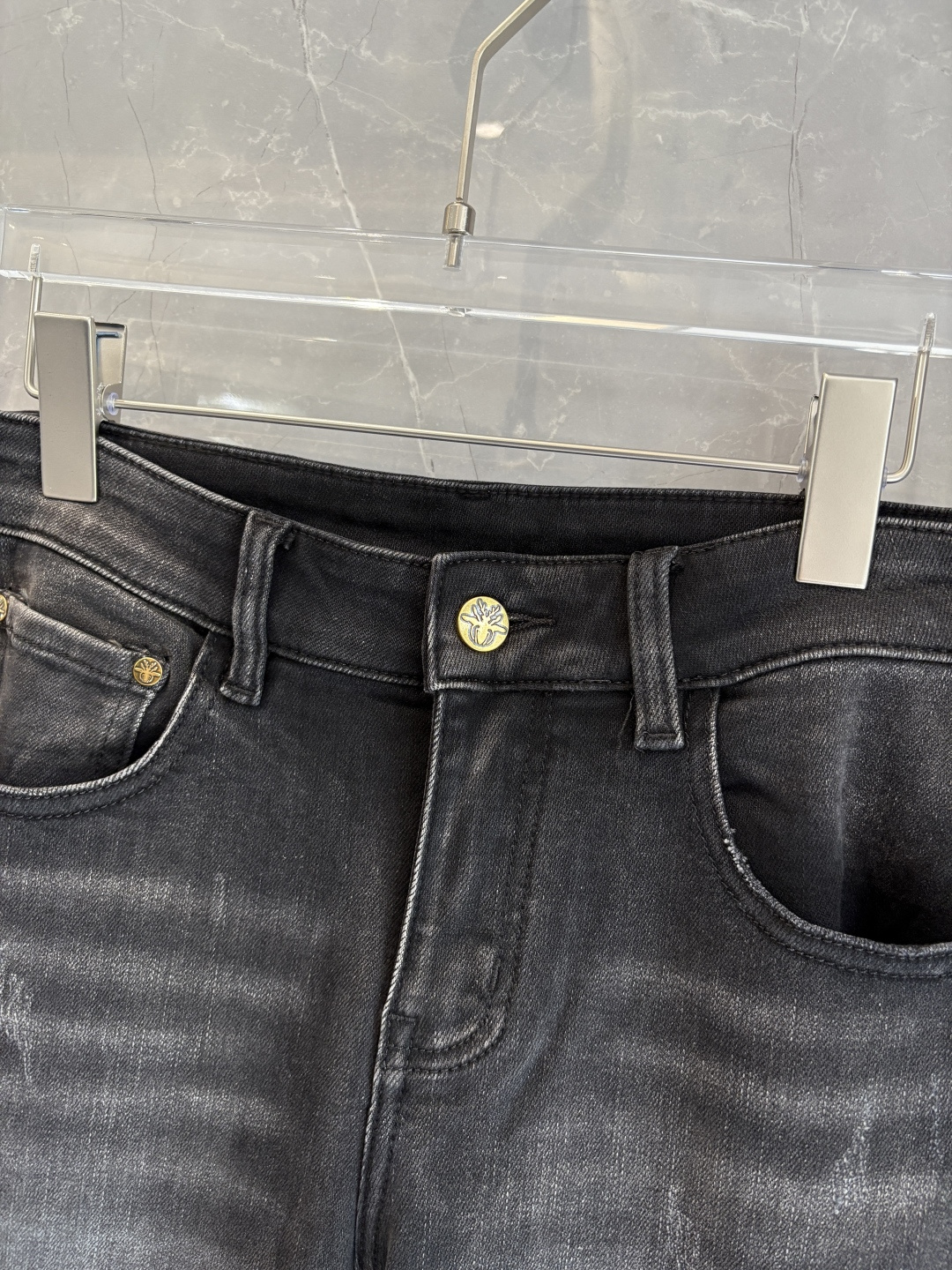 专柜🆕2025秋冬设计推荐 热卖牛仔裤🆕柔软亲肤面料 奢华头层牛皮腰牌 经典蓝洗水 专柜限量款 奢华感订