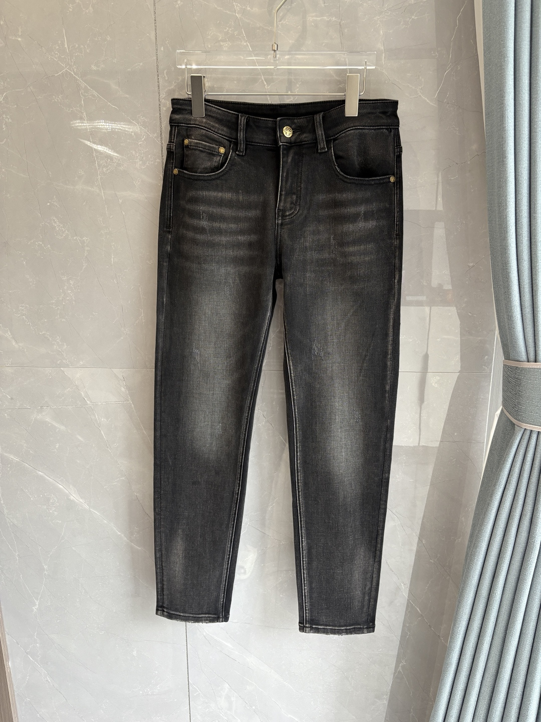 专柜🆕2025秋冬设计推荐 热卖牛仔裤🆕柔软亲肤面料 奢华头层牛皮腰牌 经典蓝洗水 专柜限量款 奢华感订