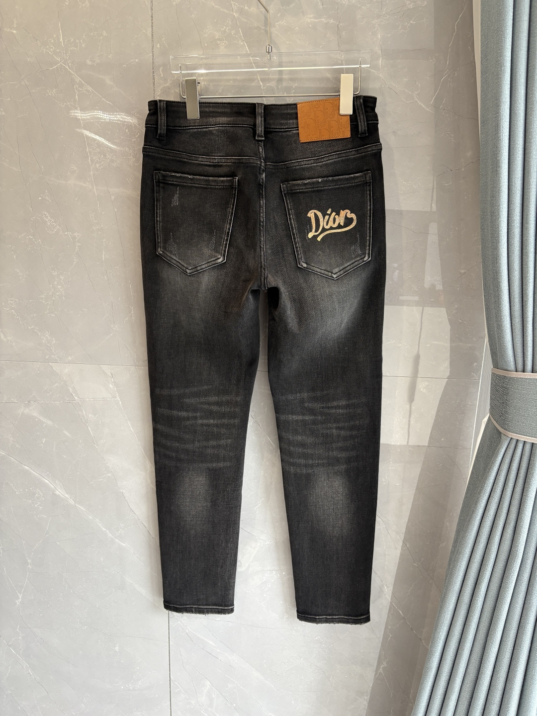 专柜🆕2025秋冬设计推荐 热卖牛仔裤🆕柔软亲肤面料 奢华头层牛皮腰牌 经典蓝洗水 专柜限量款 奢华感订