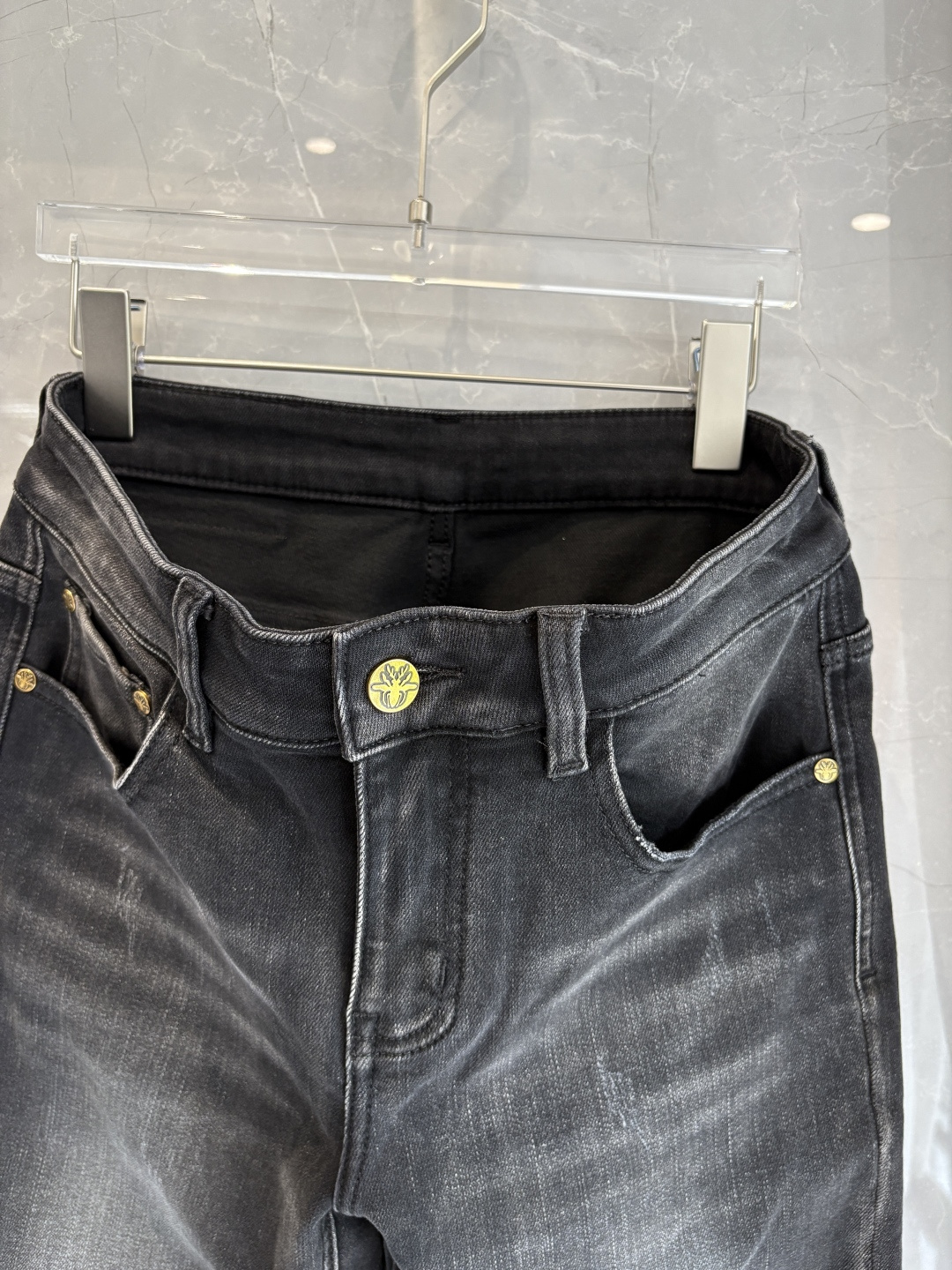 专柜🆕2025秋冬设计推荐 热卖牛仔裤🆕柔软亲肤面料 奢华头层牛皮腰牌 经典蓝洗水 专柜限量款 奢华感订