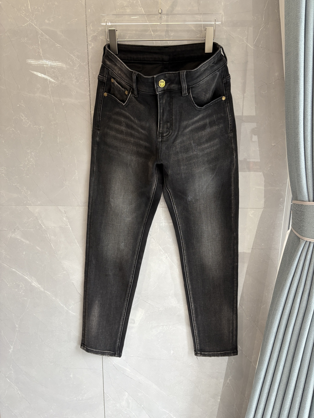 专柜🆕2025秋冬设计推荐 热卖牛仔裤🆕柔软亲肤面料 奢华头层牛皮腰牌 经典蓝洗水 专柜限量款 奢华感订