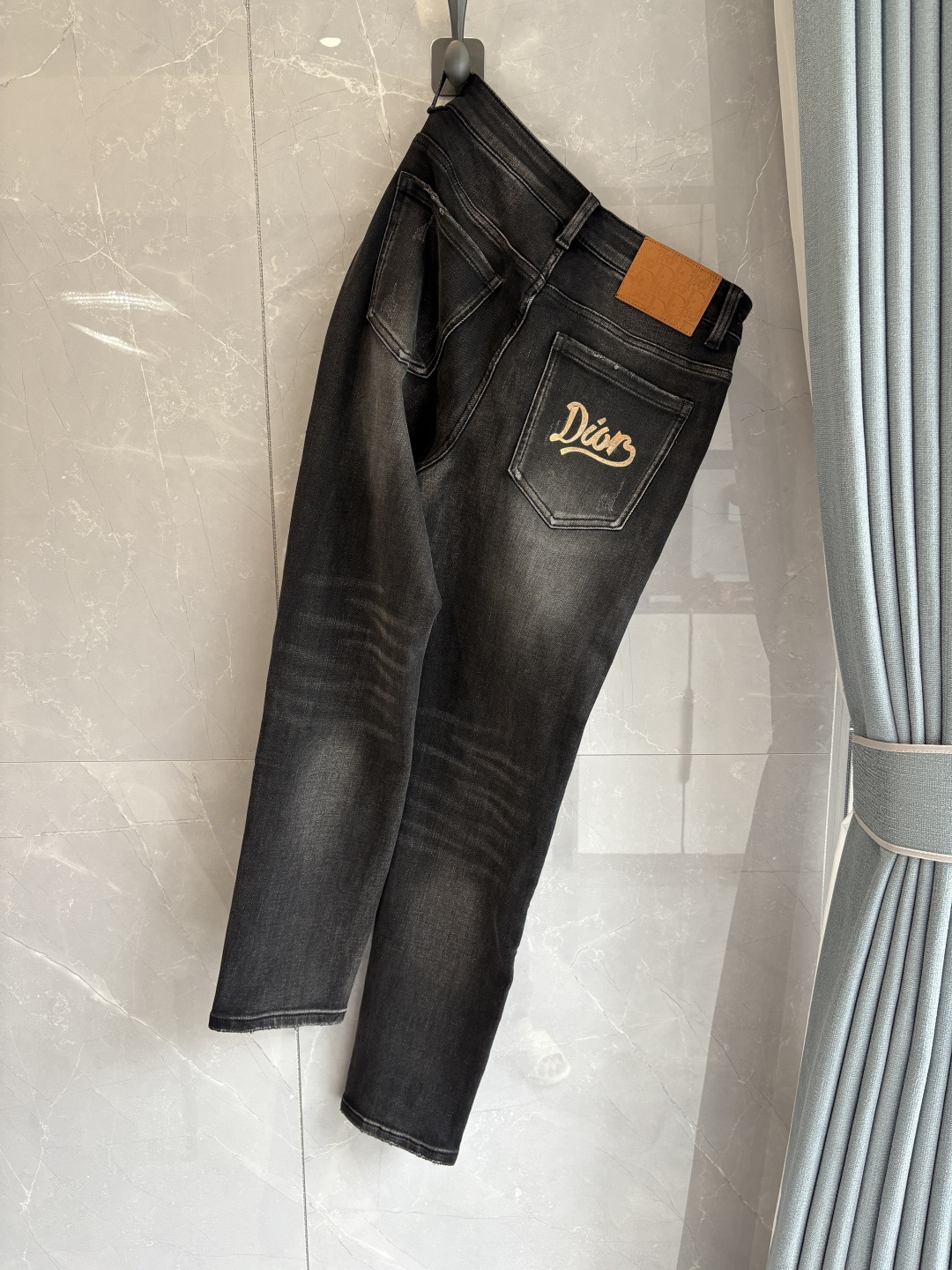 专柜🆕2025秋冬设计推荐 热卖牛仔裤🆕柔软亲肤面料 奢华头层牛皮腰牌 经典蓝洗水 专柜限量款 奢华感订