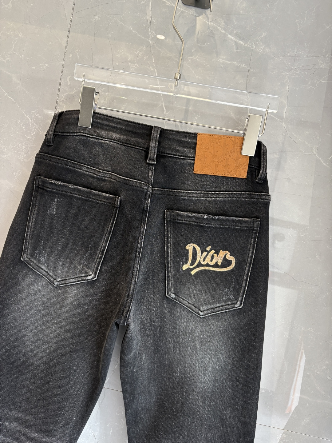 专柜🆕2025秋冬设计推荐 热卖牛仔裤🆕柔软亲肤面料 奢华头层牛皮腰牌 经典蓝洗水 专柜限量款 奢华感订