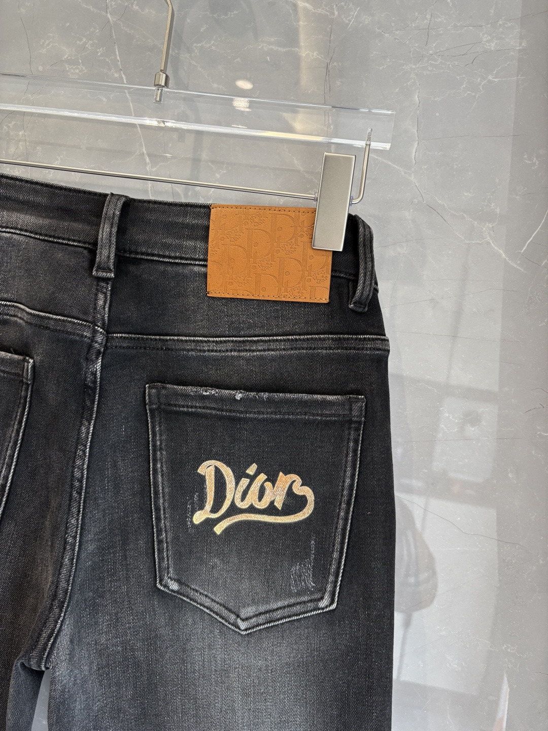 专柜🆕2025秋冬设计推荐 热卖牛仔裤🆕柔软亲肤面料 奢华头层牛皮腰牌 经典蓝洗水 专柜限量款 奢华感订