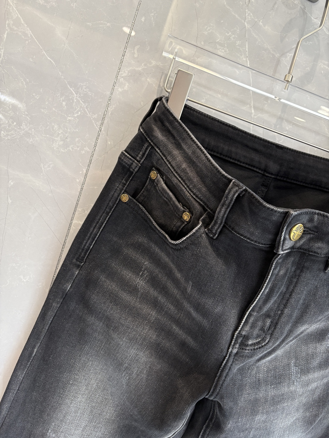 专柜🆕2025秋冬设计推荐 热卖牛仔裤🆕柔软亲肤面料 奢华头层牛皮腰牌 经典蓝洗水 专柜限量款 奢华感订