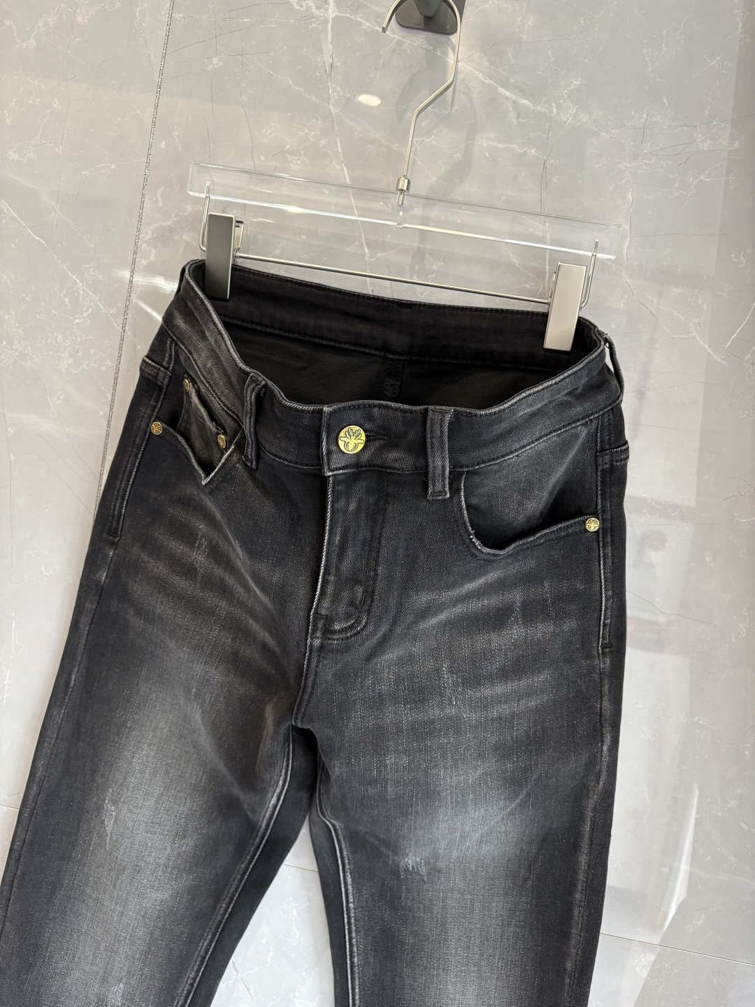 专柜🆕2025秋冬设计推荐 热卖牛仔裤🆕柔软亲肤面料 奢华头层牛皮腰牌 经典蓝洗水 专柜限量款 奢华感订