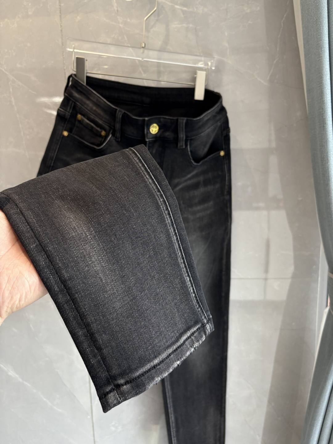 专柜🆕2025秋冬设计推荐 热卖牛仔裤🆕柔软亲肤面料 奢华头层牛皮腰牌 经典蓝洗水 专柜限量款 奢华感订