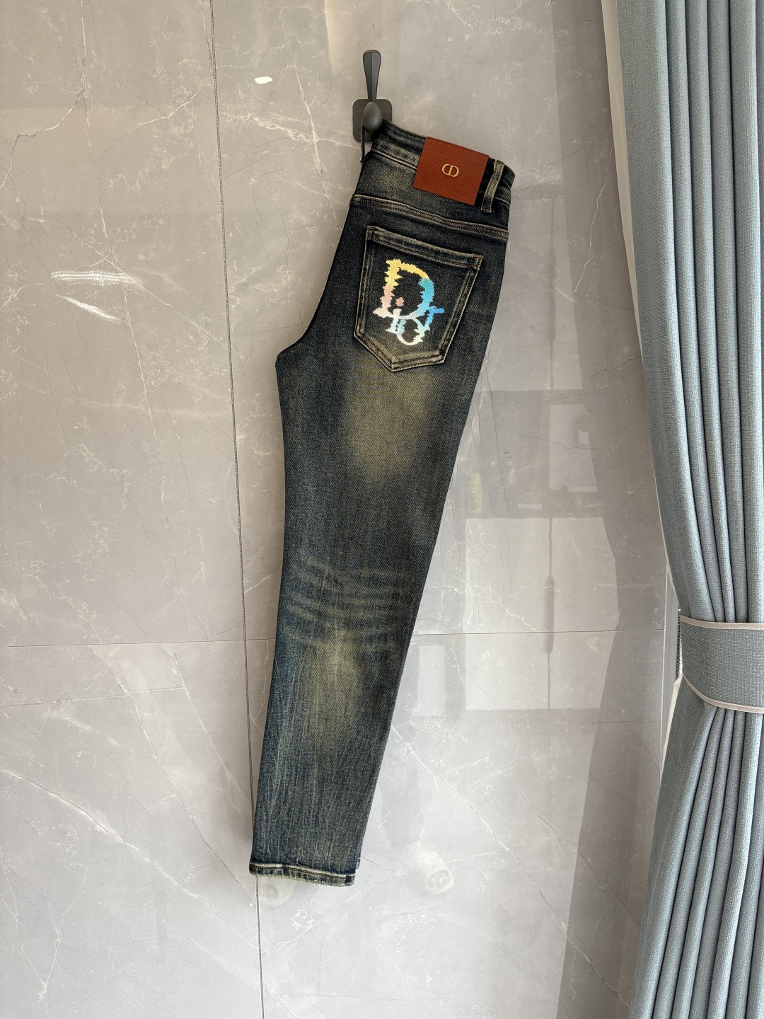 专柜🆕2025秋冬设计推荐 热卖牛仔裤🆕柔软亲肤面料 奢华头层牛皮腰牌 经典蓝洗水 专柜限量款 奢华感订