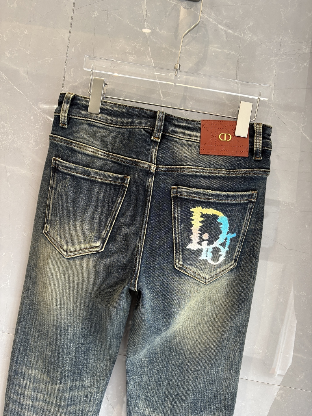 专柜🆕2025秋冬设计推荐 热卖牛仔裤🆕柔软亲肤面料 奢华头层牛皮腰牌 经典蓝洗水 专柜限量款 奢华感订