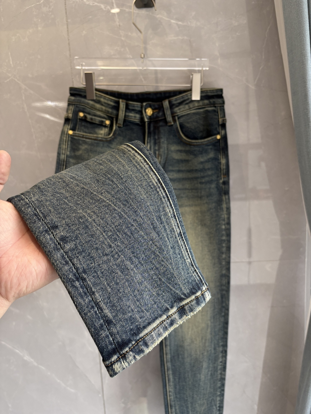 专柜🆕2025秋冬设计推荐 热卖牛仔裤🆕柔软亲肤面料 奢华头层牛皮腰牌 经典蓝洗水 专柜限量款 奢华感订