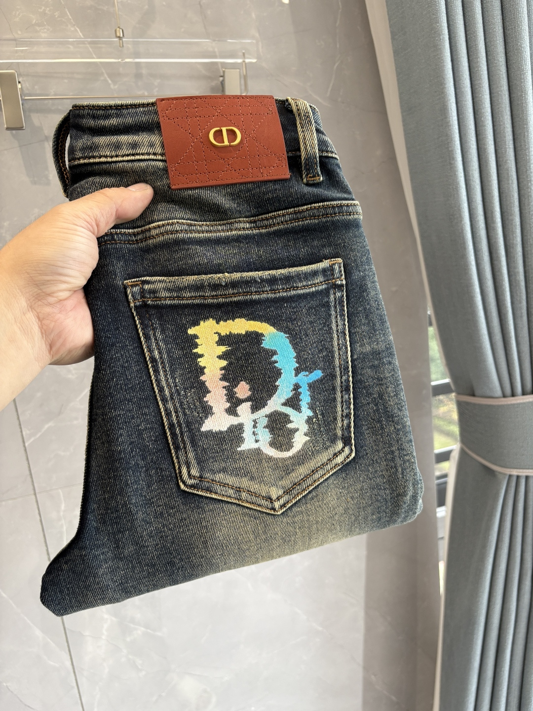 NO:612598,The counter's 2025 autumn and winter design recommendations are hot-selling jeans with soft skin-friendly fabrics. Luxurious first-layer cowhide waist tags. Classic blue wash. Limited edition at the counter. Luxurious custom-made fabrics. Craftsmanship + washing. Foreign trade quality and detail processing. Absolutely love this color. I love it. The hot sale in the counter for autumn and winter. Pre-sale. Sold out. Hot single color. Versatile. Big cow flavor. Stretch slim small straight pants. Size. 29-38, 35, no 37.  FFF001,,jeans,cowhide,alexander wang19860909专柜2025秋冬设计推荐 热卖牛仔裤柔软亲肤面料 奢华头层牛皮腰牌 经典蓝洗水 专柜限量款 奢华感订制面料 工艺+洗水外贸品质感细节处理满满到位 这颜色绝对爱了爱了专柜秋冬热卖预售即售完款爆单款色系百搭大牛味 弹力修身小直筒裤型 尺码.29-38有35无37码 FFF001,,jeans,cowhide,alexander wang,Men's clothing