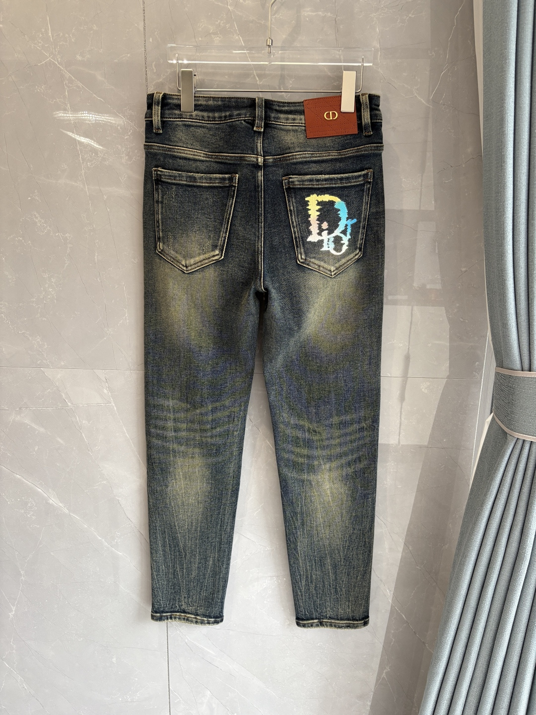 专柜🆕2025秋冬设计推荐 热卖牛仔裤🆕柔软亲肤面料 奢华头层牛皮腰牌 经典蓝洗水 专柜限量款 奢华感订