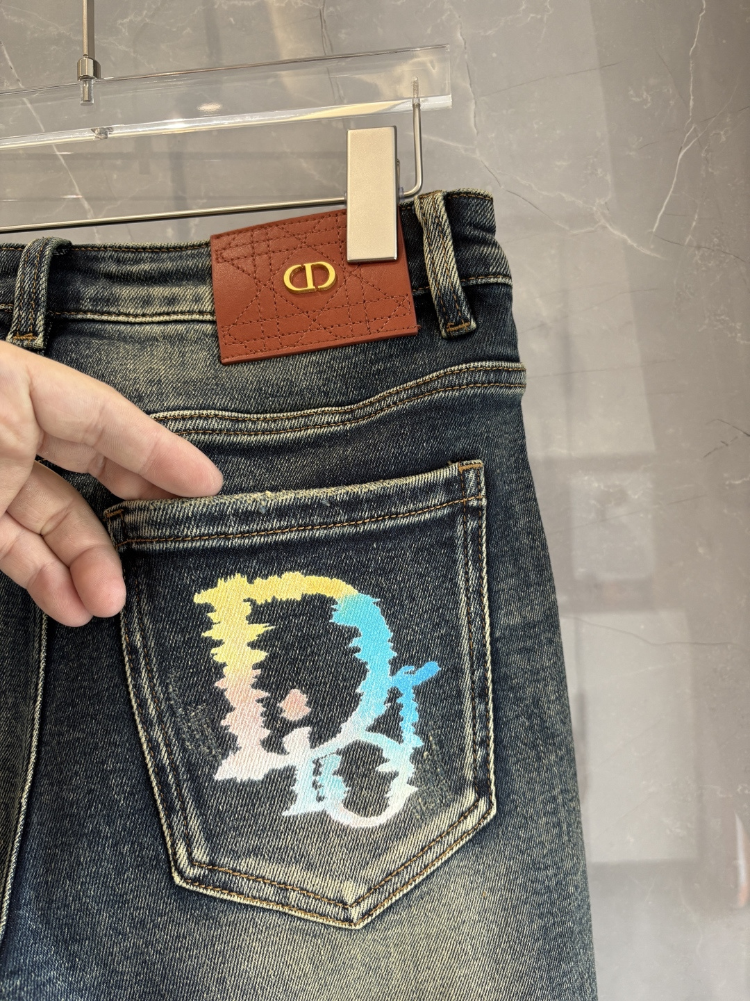 专柜🆕2025秋冬设计推荐 热卖牛仔裤🆕柔软亲肤面料 奢华头层牛皮腰牌 经典蓝洗水 专柜限量款 奢华感订