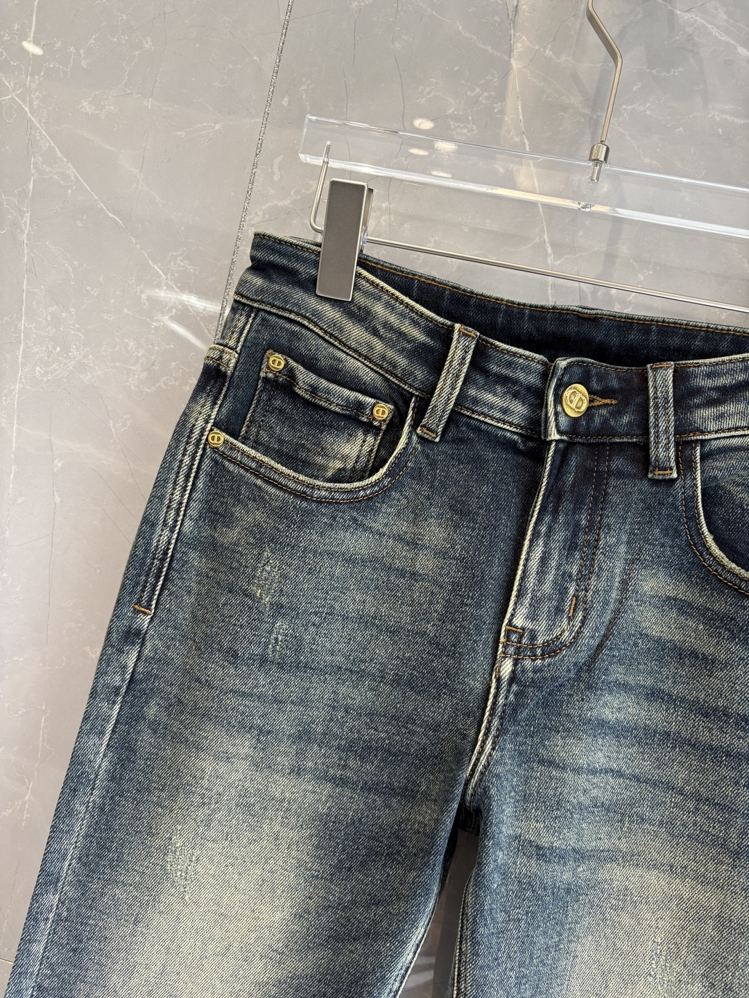 专柜🆕2025秋冬设计推荐 热卖牛仔裤🆕柔软亲肤面料 奢华头层牛皮腰牌 经典蓝洗水 专柜限量款 奢华感订