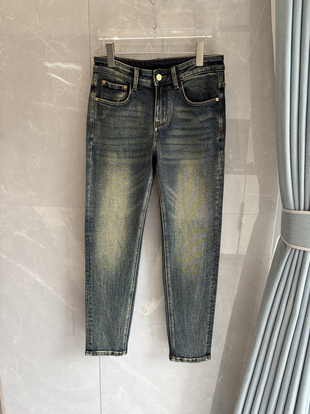 专柜🆕2025秋冬设计推荐 热卖牛仔裤🆕柔软亲肤面料 奢华头层牛皮腰牌 经典蓝洗水 专柜限量款 奢华感订