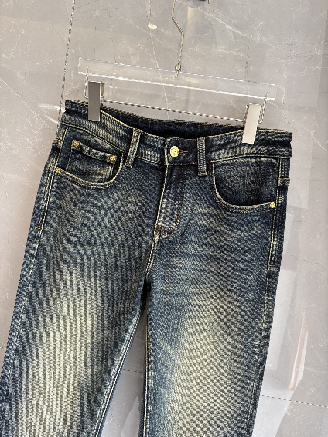 专柜🆕2025秋冬设计推荐 热卖牛仔裤🆕柔软亲肤面料 奢华头层牛皮腰牌 经典蓝洗水 专柜限量款 奢华感订