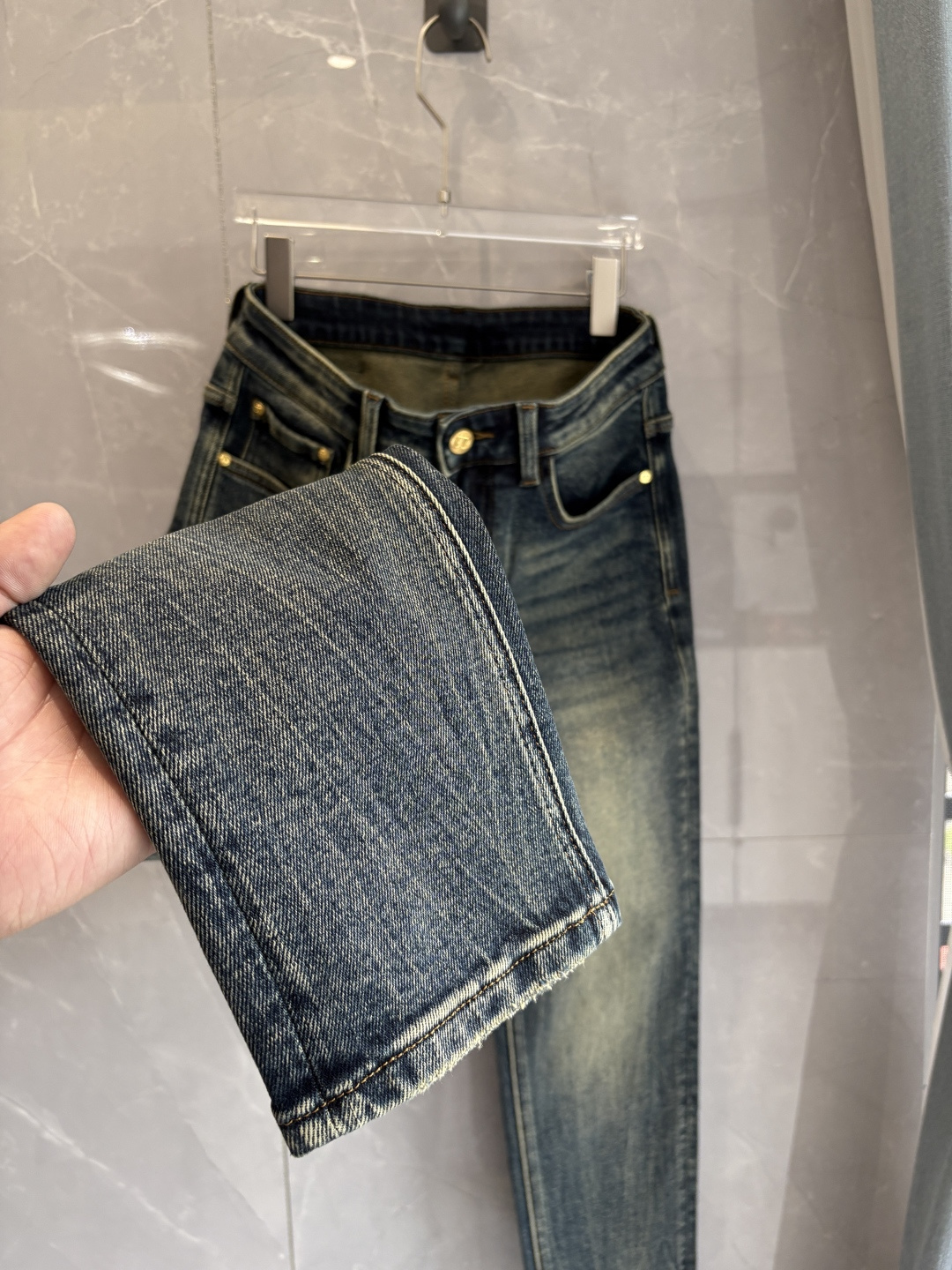 专柜🆕2025秋冬设计推荐 热卖牛仔裤🆕柔软亲肤面料 奢华头层牛皮腰牌 经典蓝洗水 专柜限量款 奢华感订