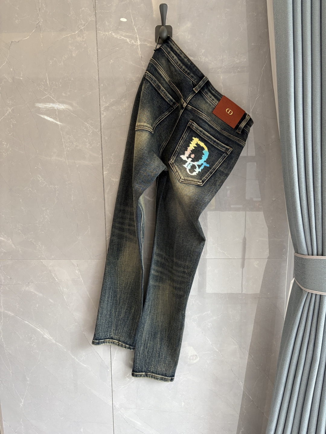 专柜🆕2025秋冬设计推荐 热卖牛仔裤🆕柔软亲肤面料 奢华头层牛皮腰牌 经典蓝洗水 专柜限量款 奢华感订