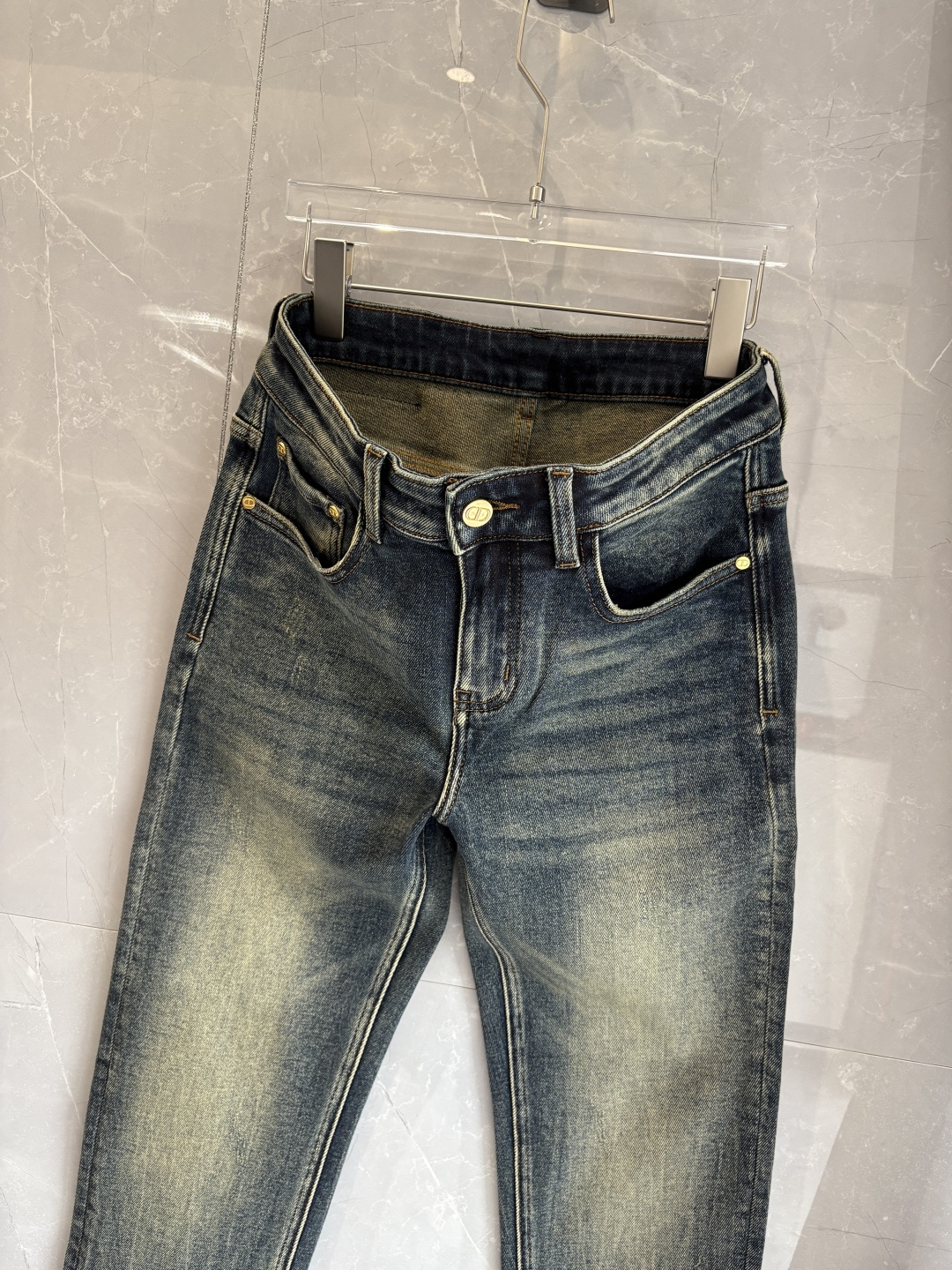 专柜🆕2025秋冬设计推荐 热卖牛仔裤🆕柔软亲肤面料 奢华头层牛皮腰牌 经典蓝洗水 专柜限量款 奢华感订