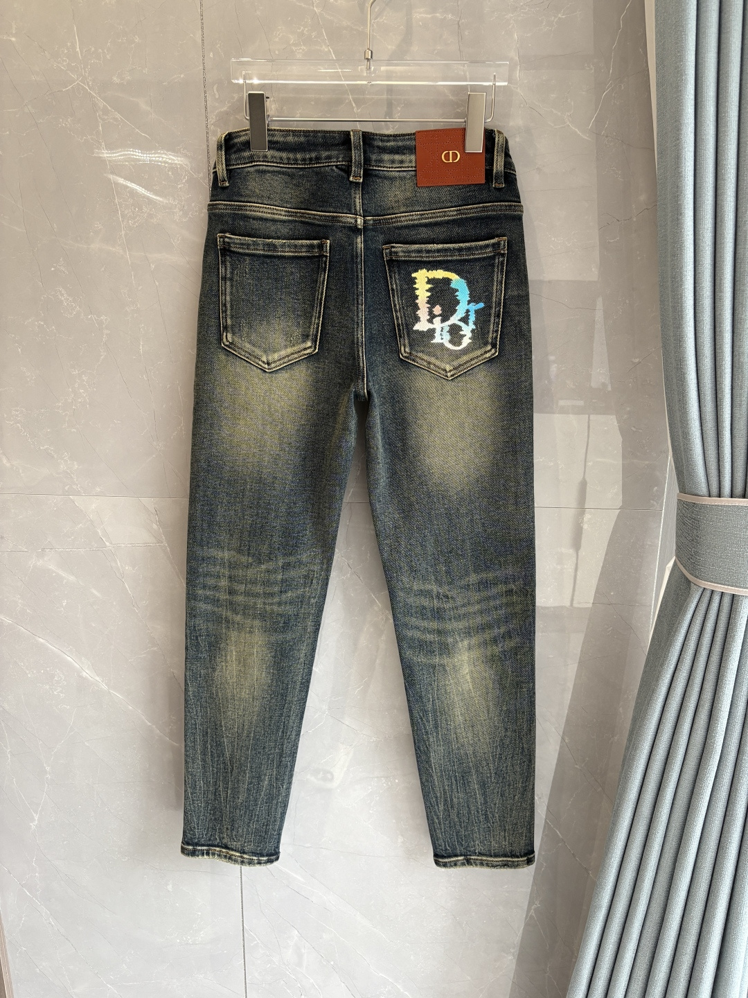 专柜🆕2025秋冬设计推荐 热卖牛仔裤🆕柔软亲肤面料 奢华头层牛皮腰牌 经典蓝洗水 专柜限量款 奢华感订