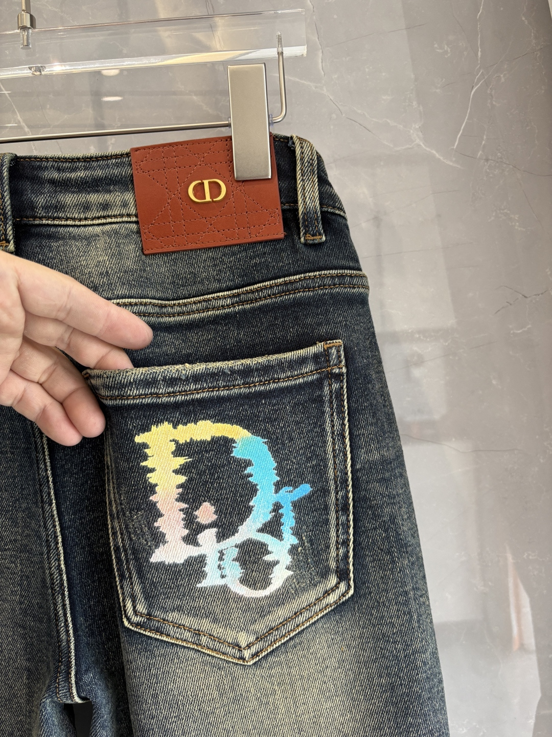 专柜🆕2025秋冬设计推荐 热卖牛仔裤🆕柔软亲肤面料 奢华头层牛皮腰牌 经典蓝洗水 专柜限量款 奢华感订