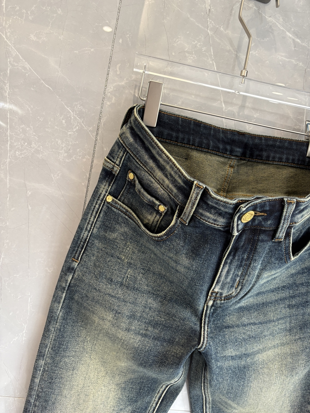 专柜🆕2025秋冬设计推荐 热卖牛仔裤🆕柔软亲肤面料 奢华头层牛皮腰牌 经典蓝洗水 专柜限量款 奢华感订