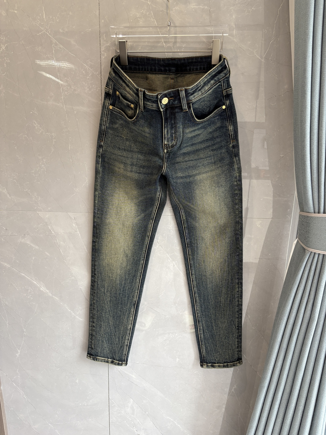 专柜🆕2025秋冬设计推荐 热卖牛仔裤🆕柔软亲肤面料 奢华头层牛皮腰牌 经典蓝洗水 专柜限量款 奢华感订