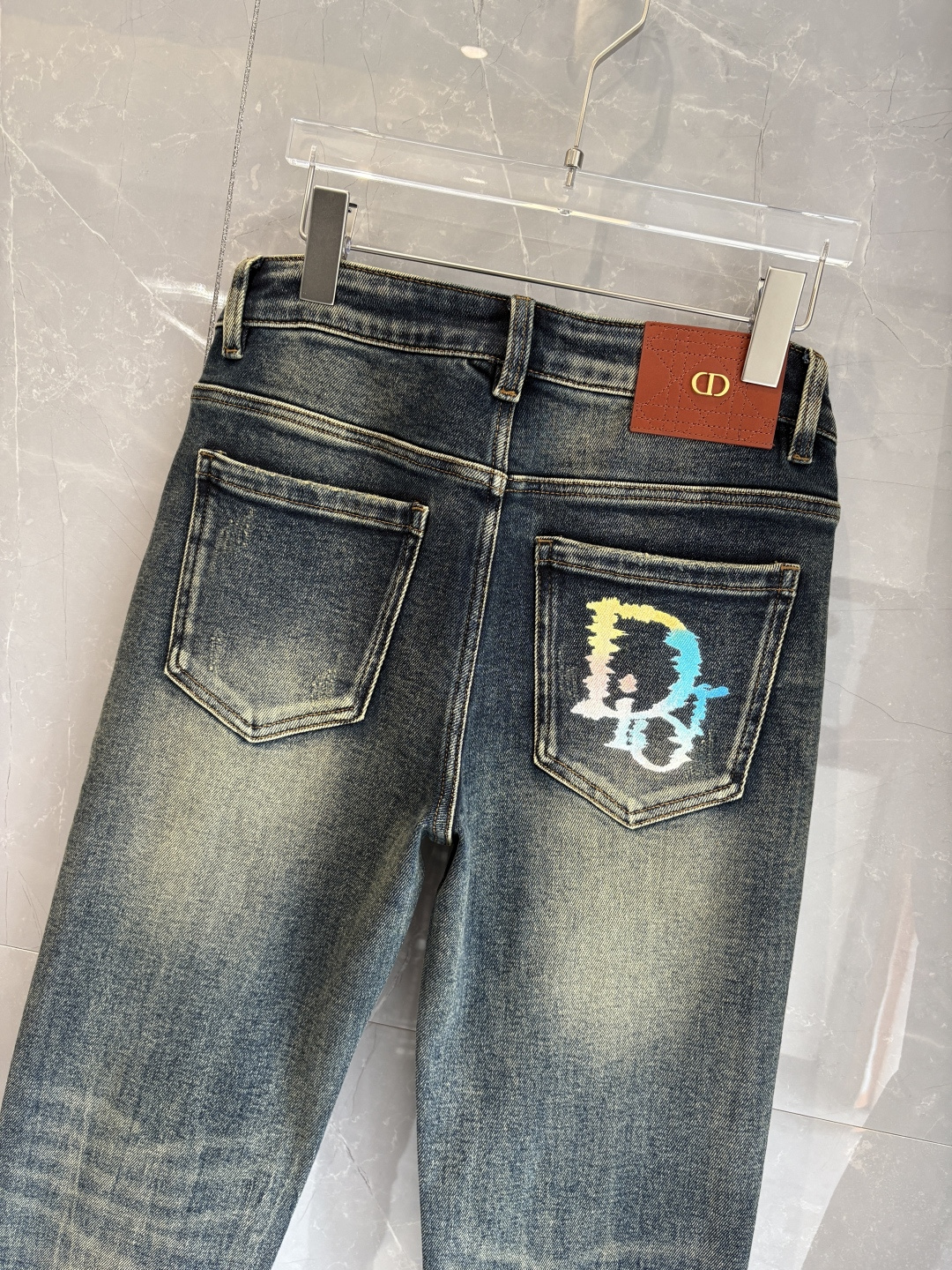 专柜🆕2025秋冬设计推荐 热卖牛仔裤🆕柔软亲肤面料 奢华头层牛皮腰牌 经典蓝洗水 专柜限量款 奢华感订