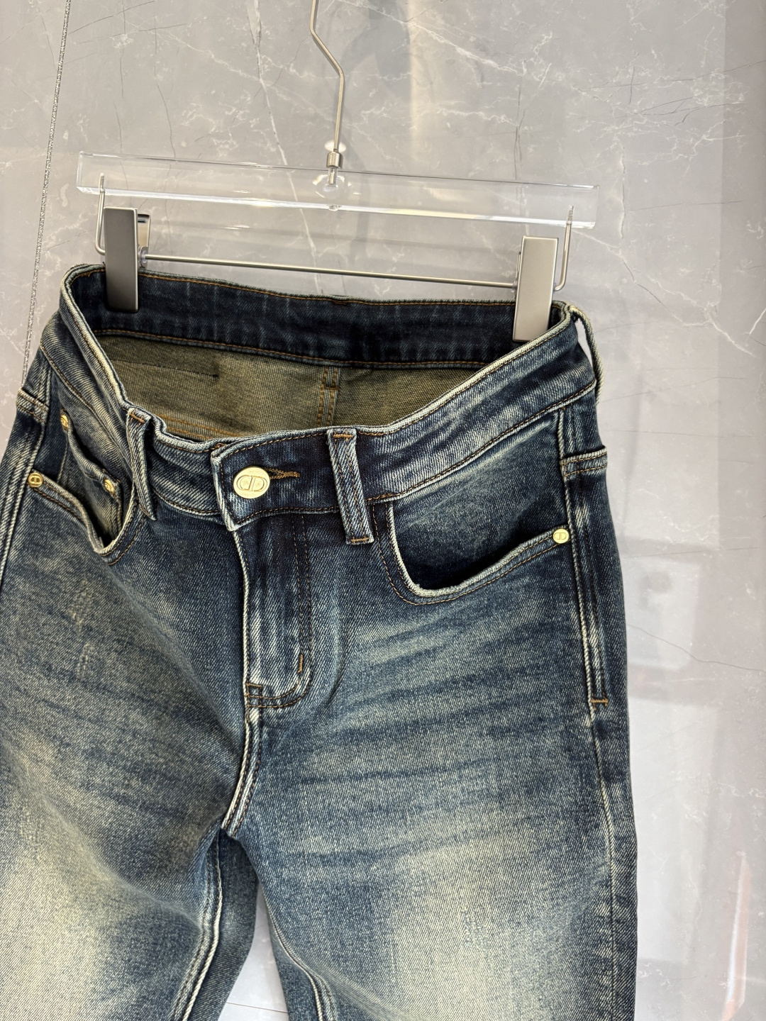 专柜🆕2025秋冬设计推荐 热卖牛仔裤🆕柔软亲肤面料 奢华头层牛皮腰牌 经典蓝洗水 专柜限量款 奢华感订