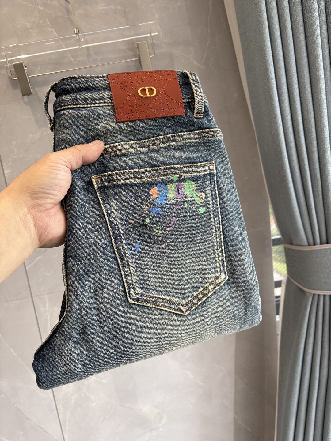 专柜🆕2025秋冬设计推荐 热卖牛仔裤🆕柔软亲肤面料 奢华头层牛皮腰牌 经典蓝洗水 专柜限量款 奢华感订