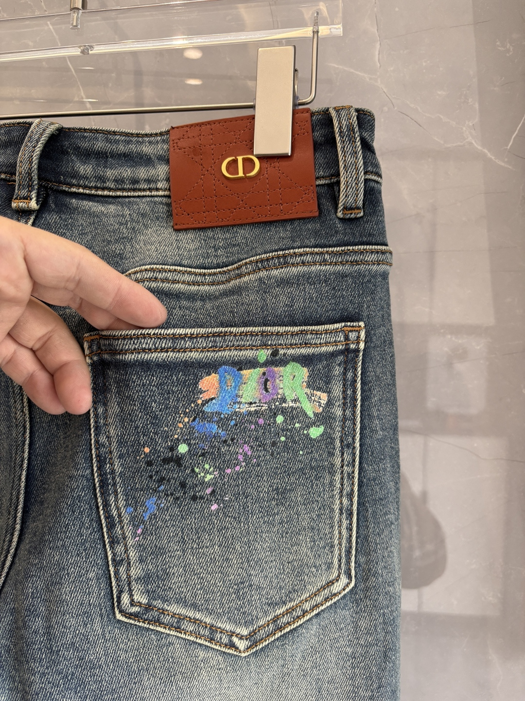 专柜🆕2025秋冬设计推荐 热卖牛仔裤🆕柔软亲肤面料 奢华头层牛皮腰牌 经典蓝洗水 专柜限量款 奢华感订