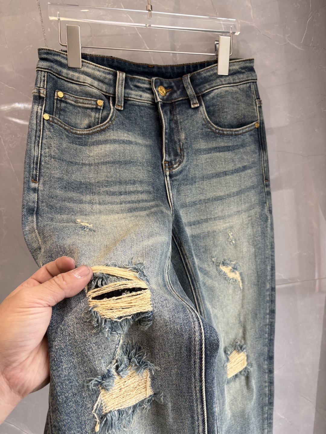 专柜🆕2025秋冬设计推荐 热卖牛仔裤🆕柔软亲肤面料 奢华头层牛皮腰牌 经典蓝洗水 专柜限量款 奢华感订