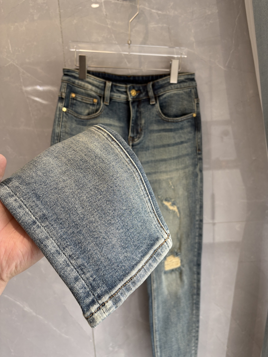 专柜🆕2025秋冬设计推荐 热卖牛仔裤🆕柔软亲肤面料 奢华头层牛皮腰牌 经典蓝洗水 专柜限量款 奢华感订