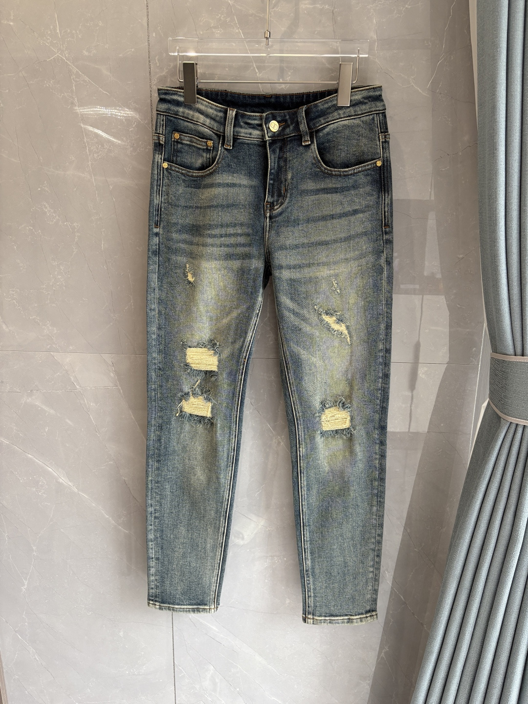 专柜🆕2025秋冬设计推荐 热卖牛仔裤🆕柔软亲肤面料 奢华头层牛皮腰牌 经典蓝洗水 专柜限量款 奢华感订